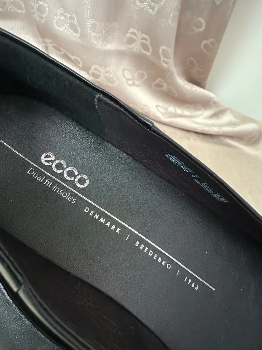 Ecco Women's Black Leather Round-Toe Ballet Flats